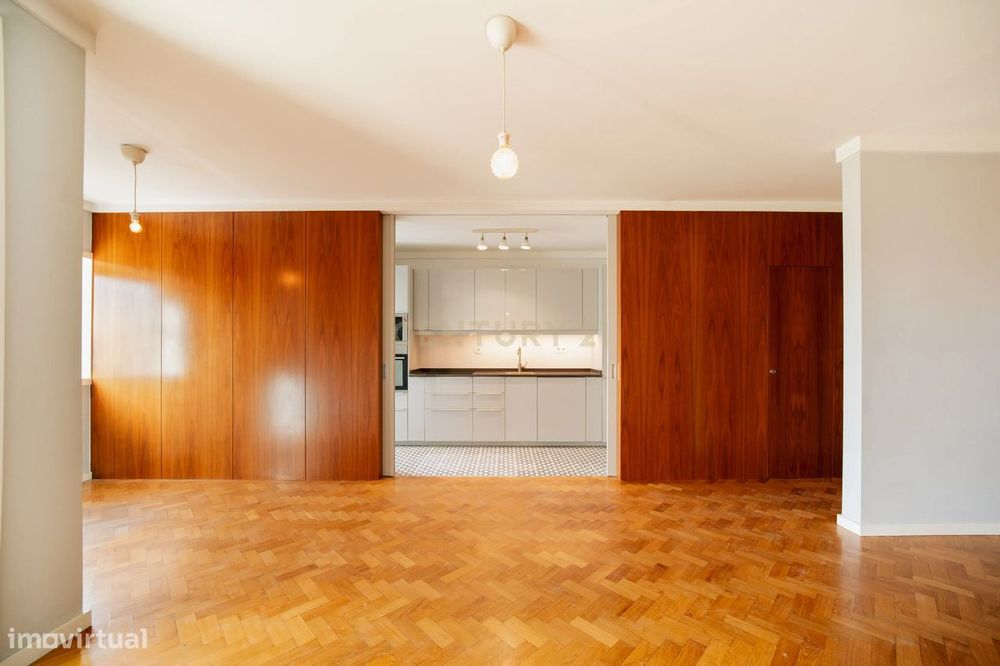 Apartamento T2  na Rua Manuel Carqueja - junto à Praça Velasquez - Por