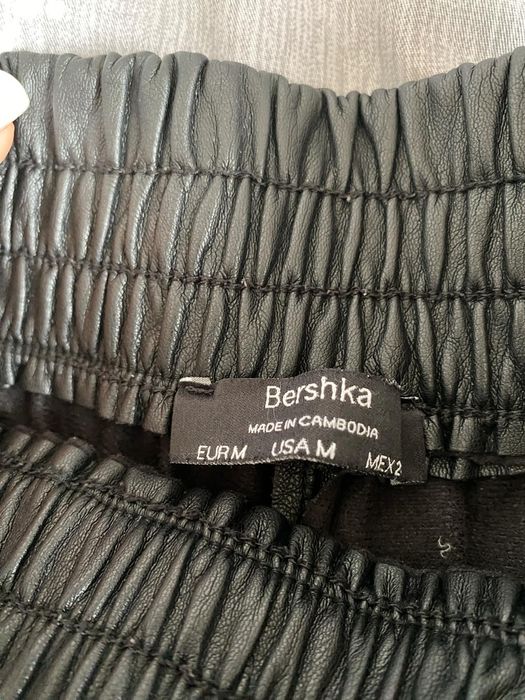 Skórzane joggery, Bershka