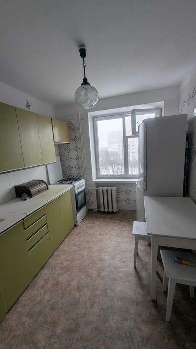 Продаж просторої 4-кімнатної квартири по вул. Пасічна.