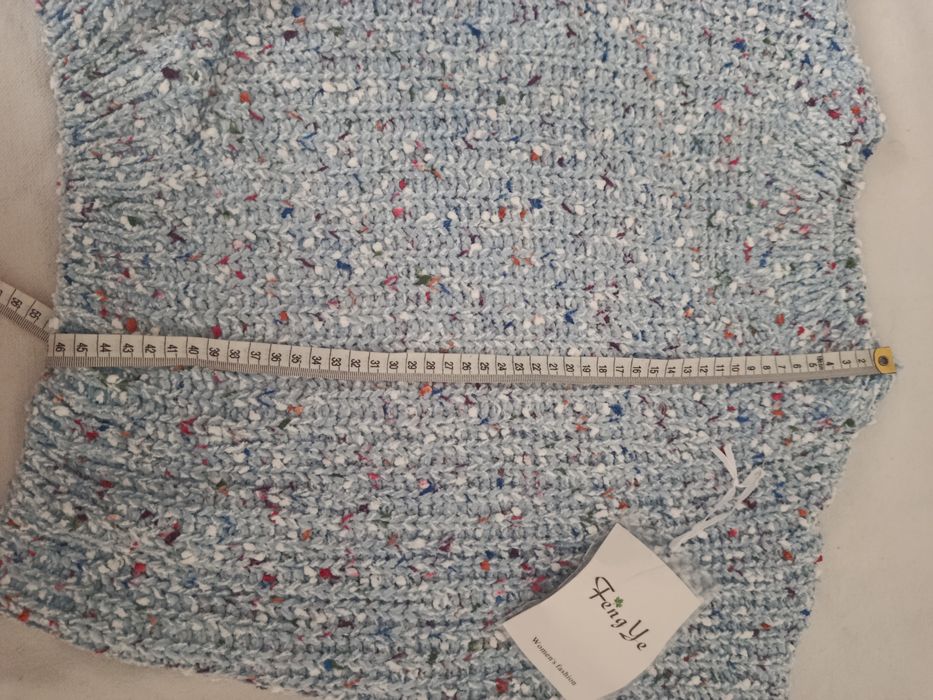 Sweter damski jasnoniebieski z kolorowym splotem luźny fason
