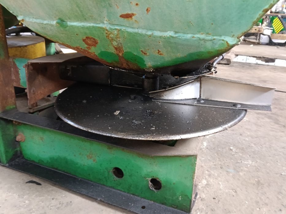 Розридач міндобрива Лійка РМД 1000