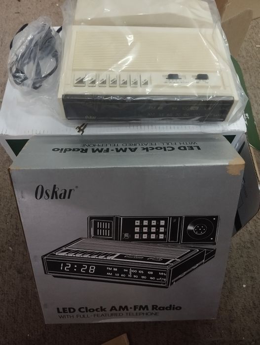 Radio despertador com telefone vintage