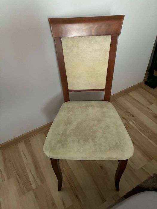 Komplet stół + 8 krzeseł + witryna