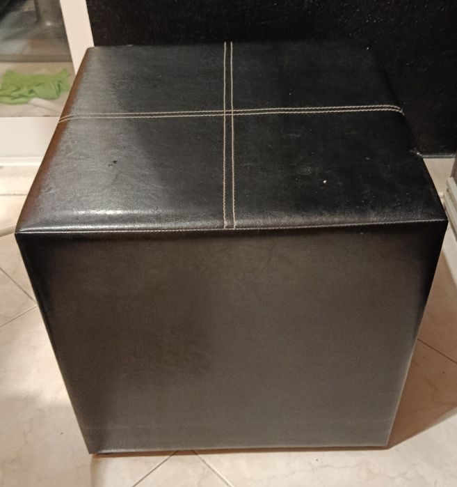 1 mesa de cabeceira preta estilo moderno