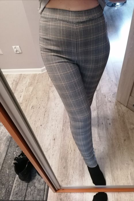 Spójnie rurki wąskie w kratę z wysokim stanem szare