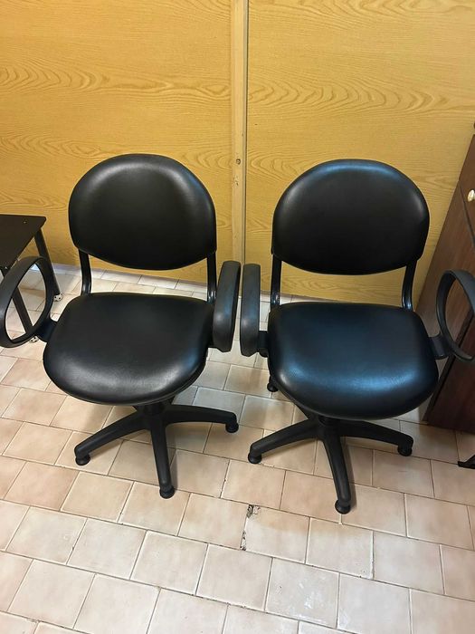 Cadeira preta regulável