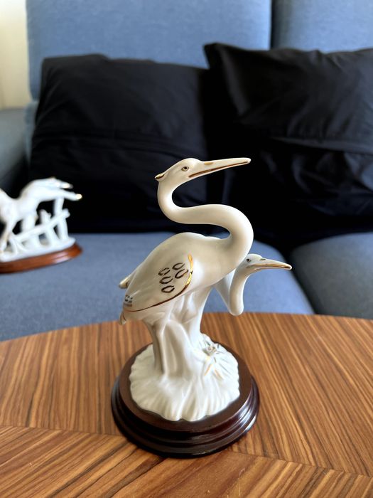 Estatuetas de animais com detalhe dourado