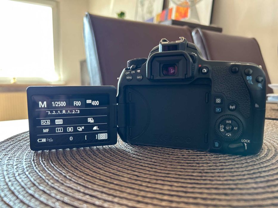 Canon EOS 77D + 50mm f/1.8 STM + dodatki. Zadbany, gotowy do pracy!