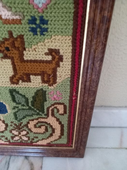 Quadro em ponto de arraiolos  a moldura está  perfeita,.