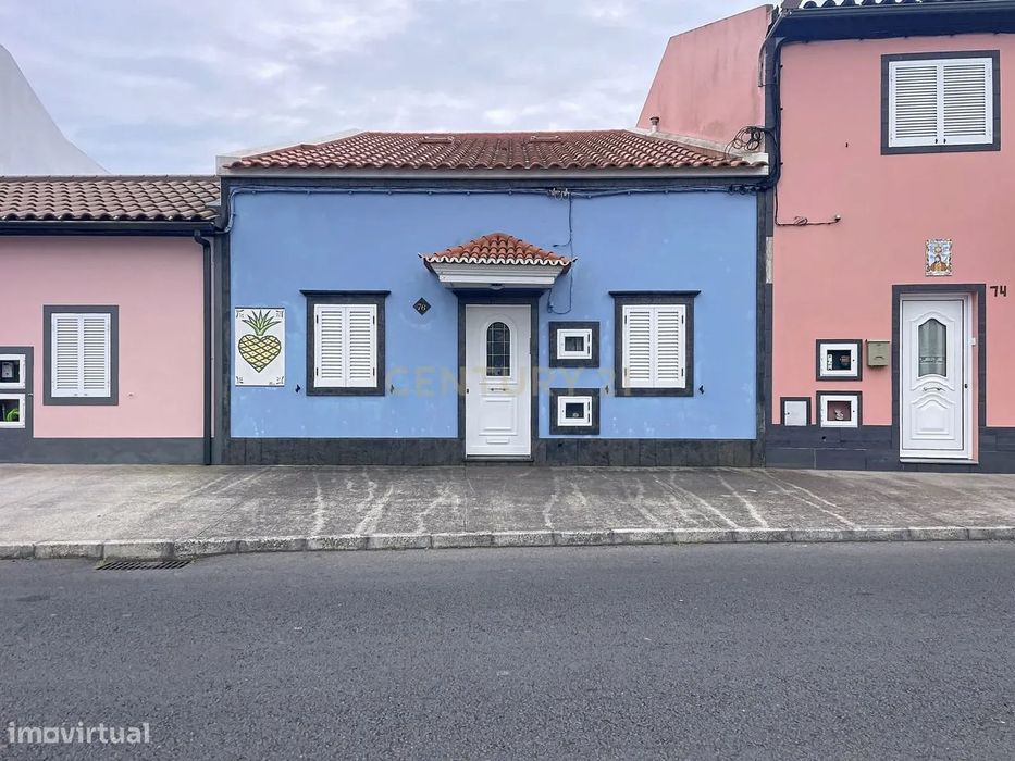 Moradia T3+1 totalmente remodelada com quintal e churrasqueira – Fajã