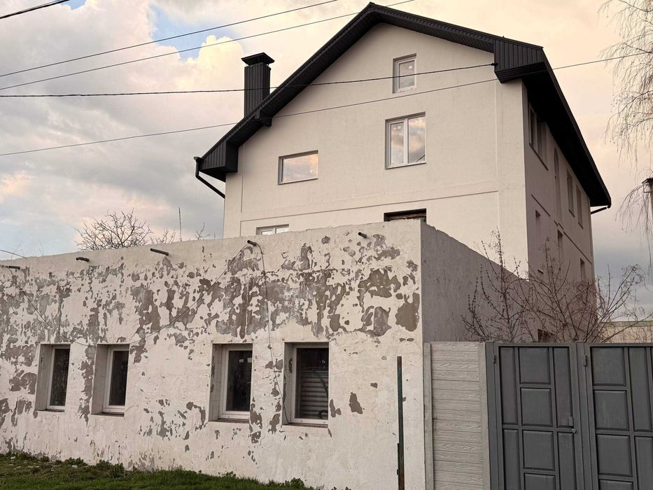 Продам добротный 3-х этажный дом 246м2! Ивановка! Локомотив! ! (5568)