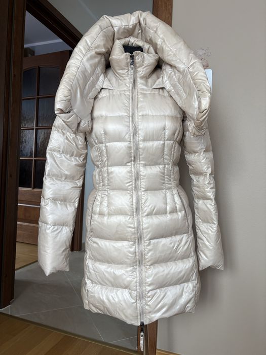 Plascz puchowy Pinko szampanki kolor