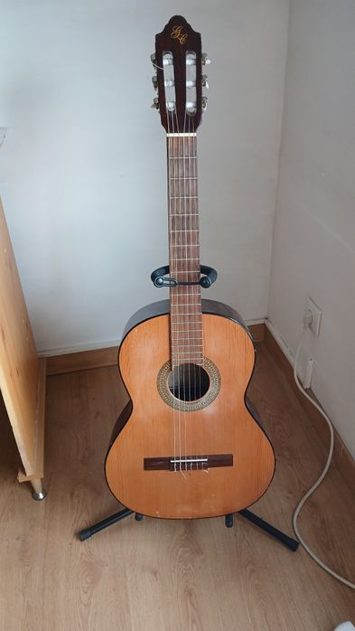 Vendo Guitarra Clássica com suporte e cordas novas