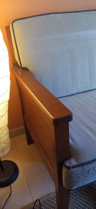 Sofá rústico c/ estrutura base de madeira