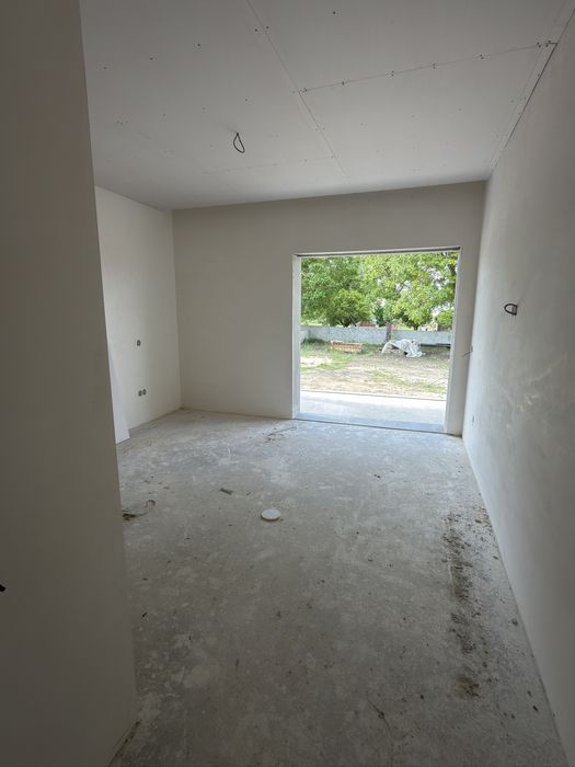 Moradia T4 geminada, térrea, com jardim e garagem em Condeixa-a-Nova