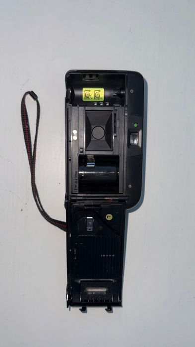 Câmara analógica Premier PC-6611 com flash.
