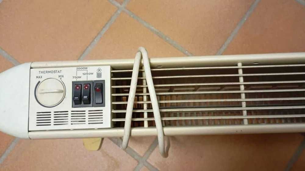 Aquecedor com potência de 750/1250/2000 watts.