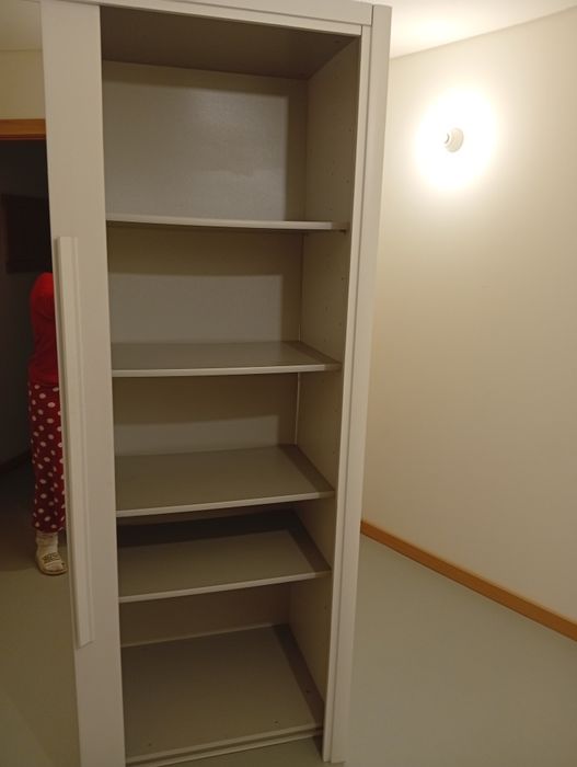 Roupeiro com espelho