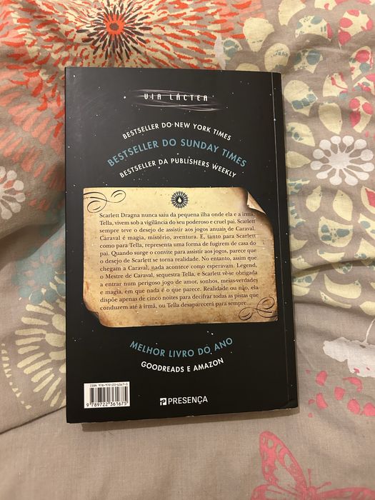 Livro “Caraval”.