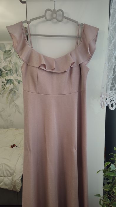 Pudrowa sukienka