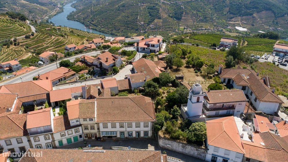 Investimento no Douro com Potencial: Imóvel com  Terreno, 3 Pisos