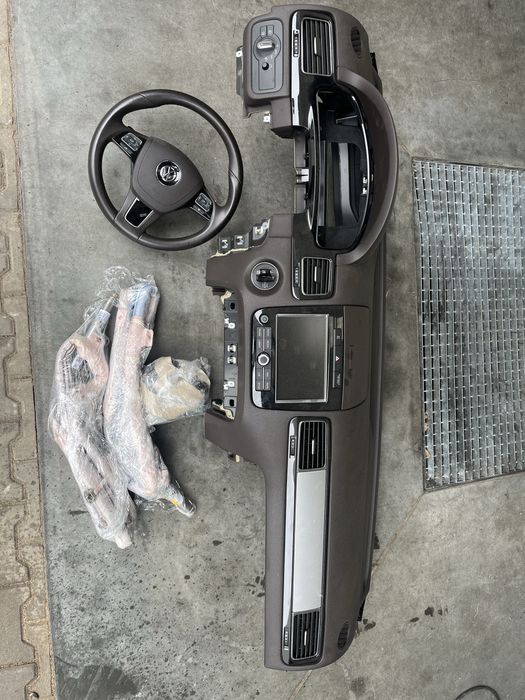 Konsola, airbag, pasy vw tuareg 7P brazowa