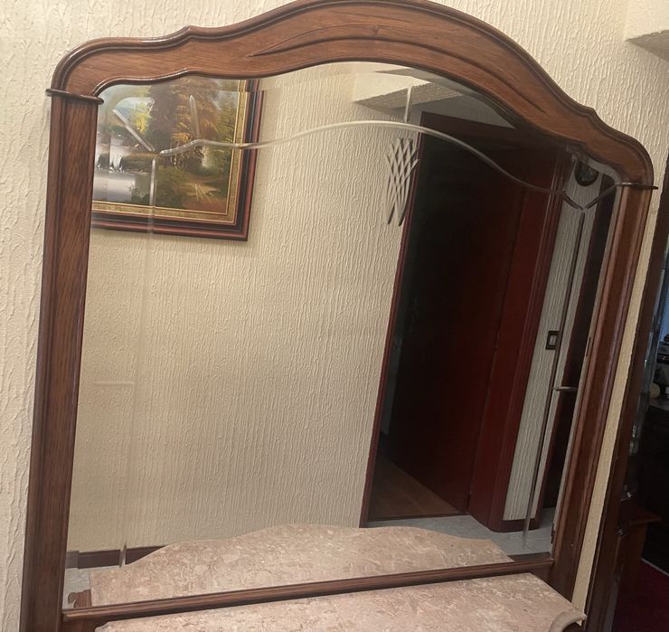 Mobília em madeira de castanheiro