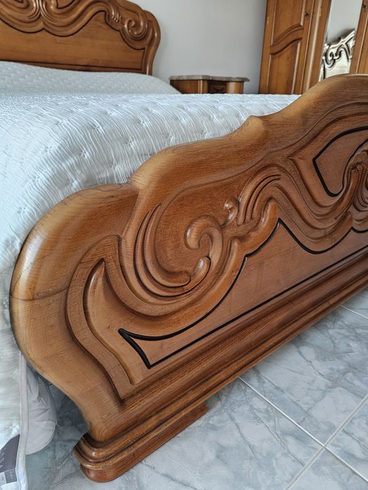 Conjunto de quarto em madeira maciça