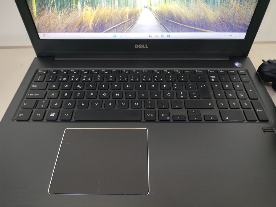 Portátil Dell Vostro 5568 (i5 | 8Gb DDR4 | SSD 256GB + HDD 320GB)