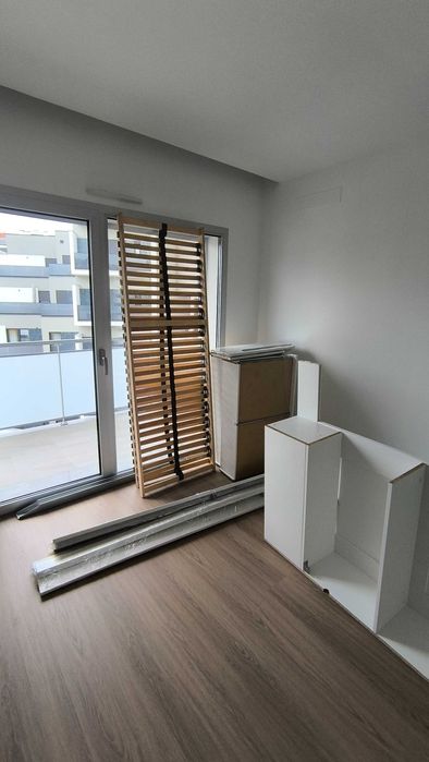 Cama (140x200cm) + Mesa Cabeceira + Sapateira