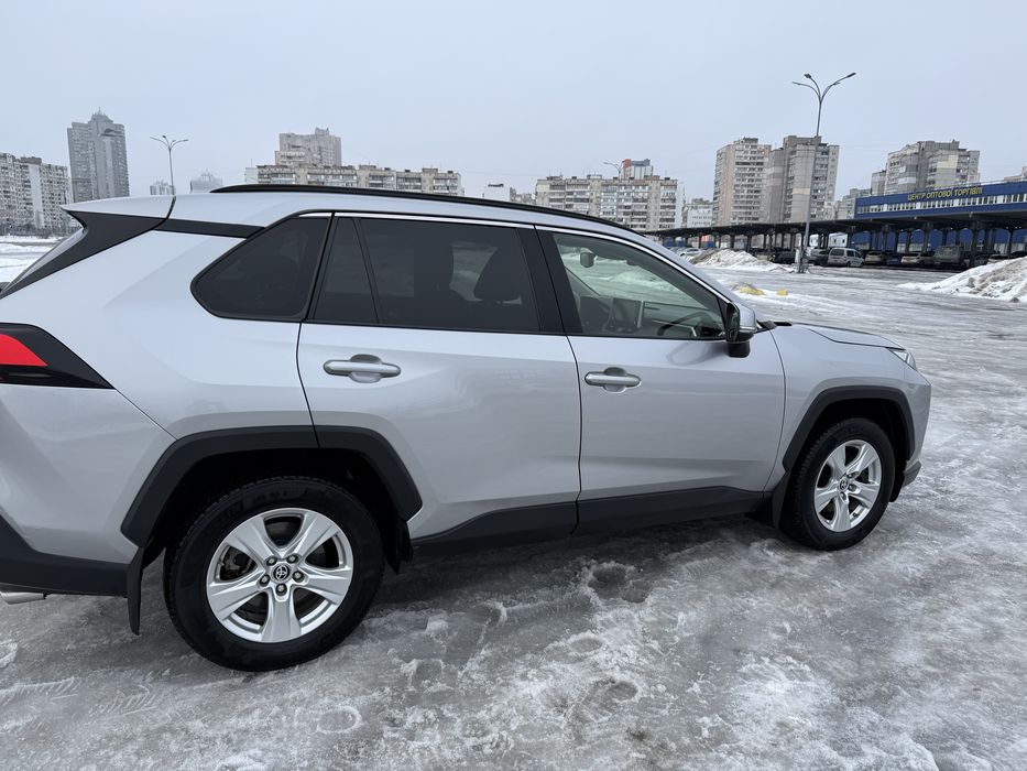 Продам свій автомобіль Тойота Rav 4 2020 року, пробіг 60 тис км.