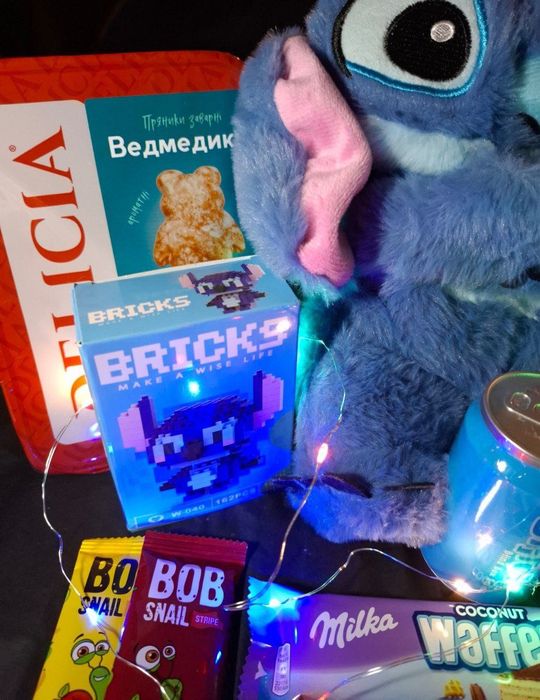 Подарунковий бокс "Дихаючий Стіч" (Stitch) - набір з солодощами