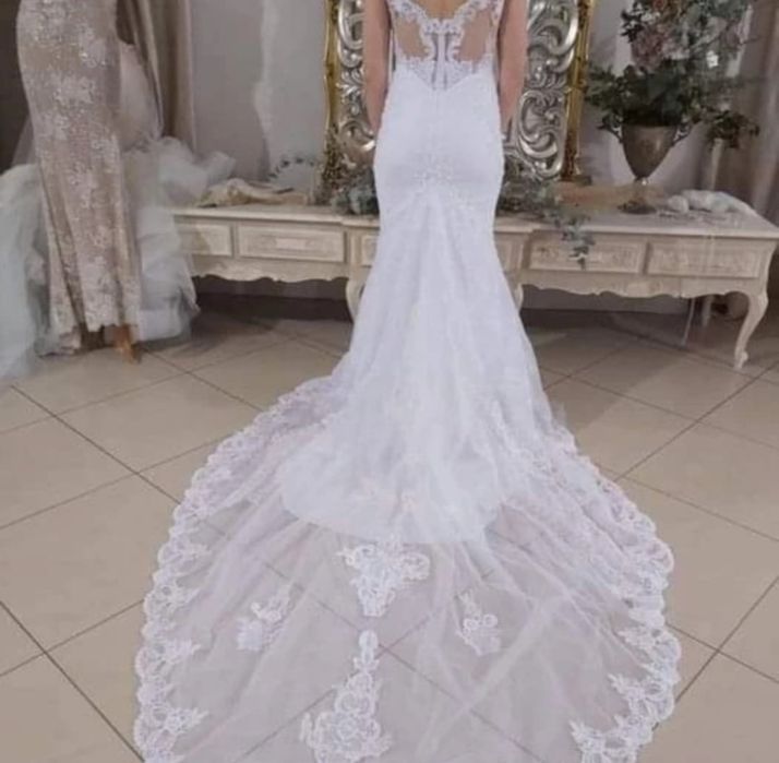 Biała suknia ślubna typu rybka