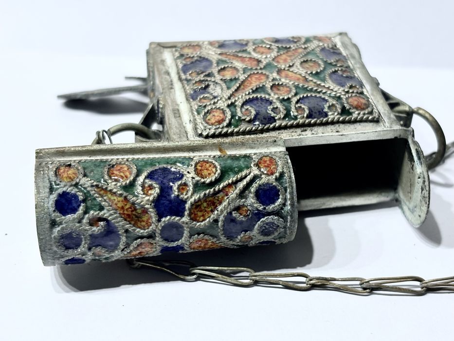 Antigo colar caixa de orações berbere “Hirz”em metal branco esmaltado