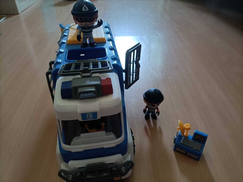 Pin pon carro polícia e bonecos