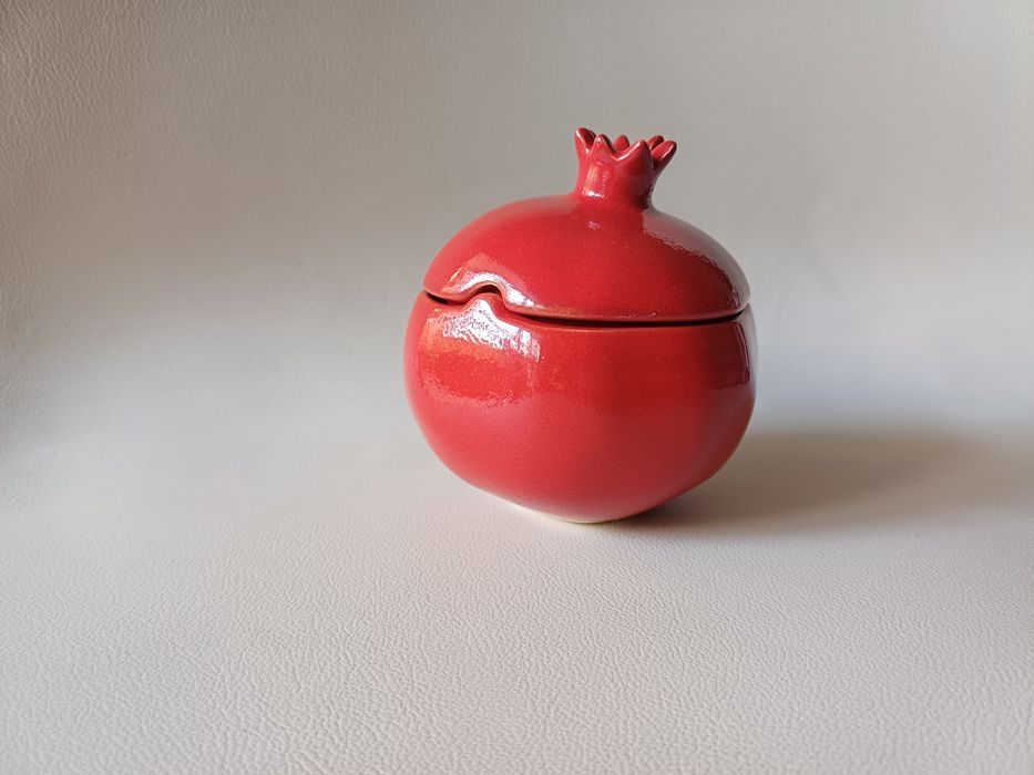 Recipiente de cerâmica em forma de romã