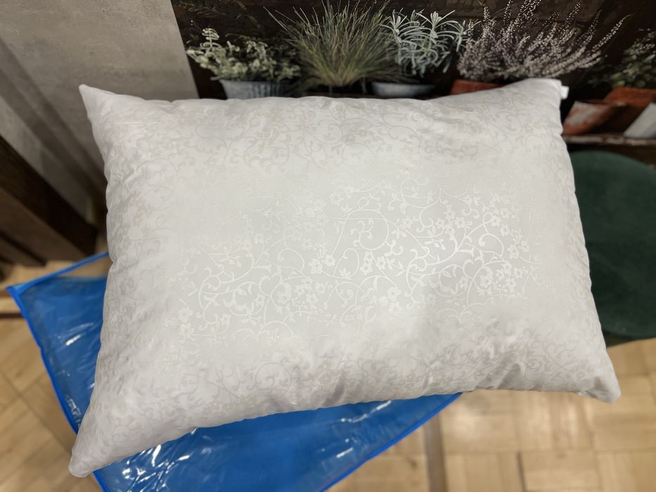 Подушки 70*70 и 50*70,наполнитель искуственный пух.