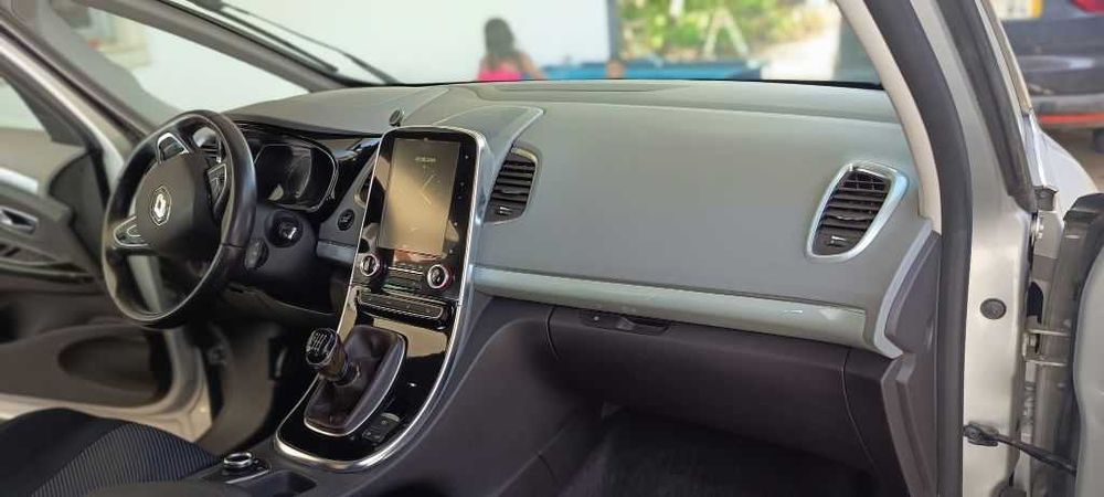 Renault Espace 1.6 dCi 130cv Zen · Manual 6 vel. · 2016 · Bola de reboque — photo 4