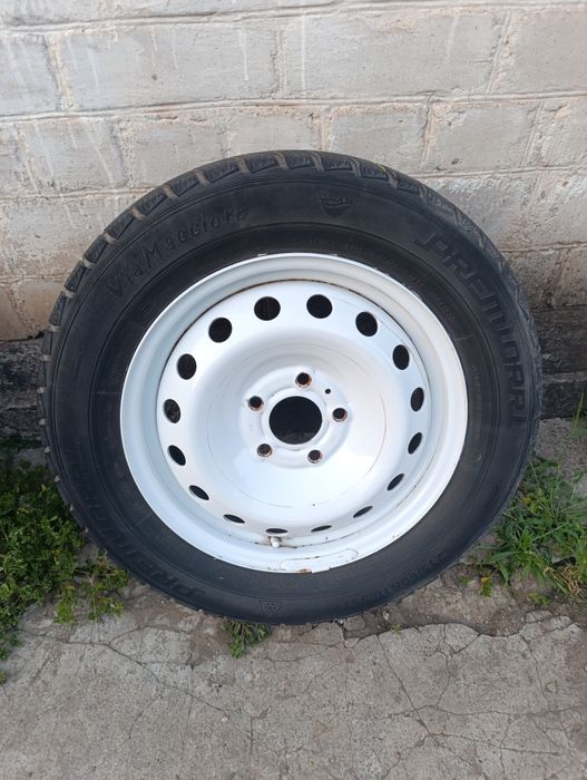 Продается комплект зимней резины с дискоми 215/ 60/ 16