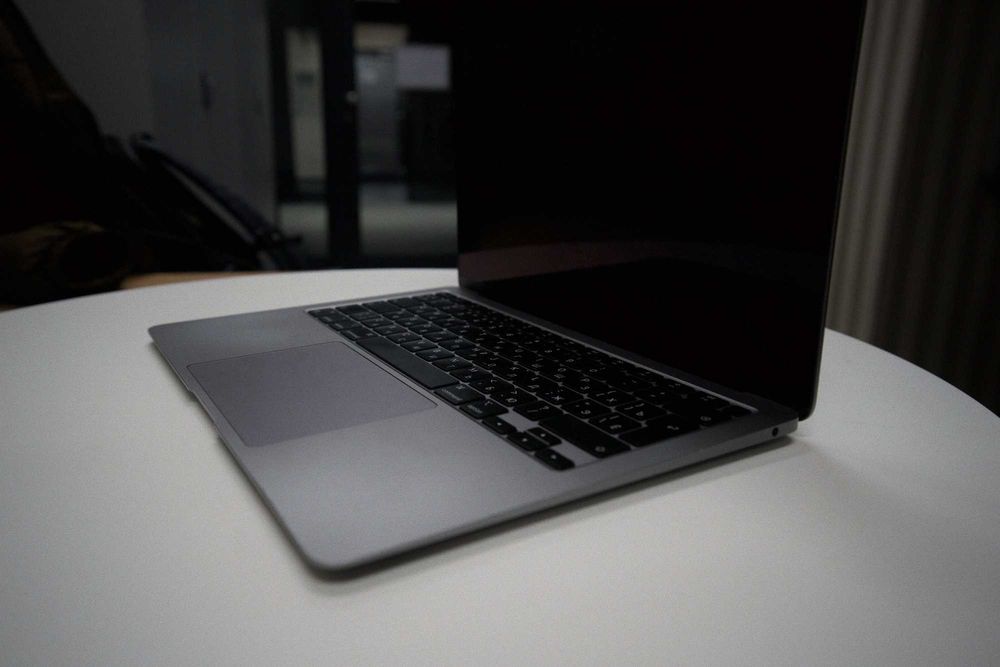 MacBook M1, 512/8, Sonoma 14.8.3, Klawiatura Cyrlica, (Dongle Gratis)