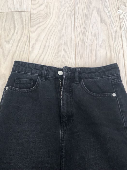 чорна джинсова спідниця