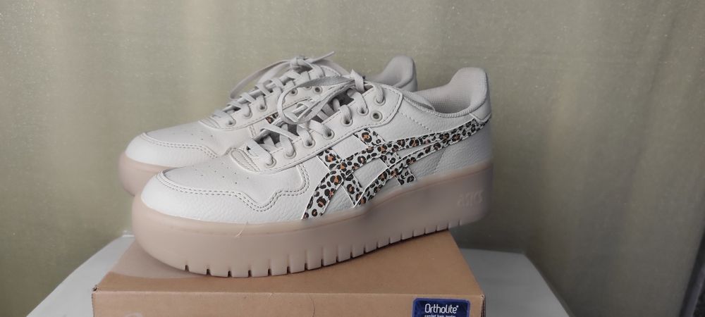 Жіночі кросівки нові