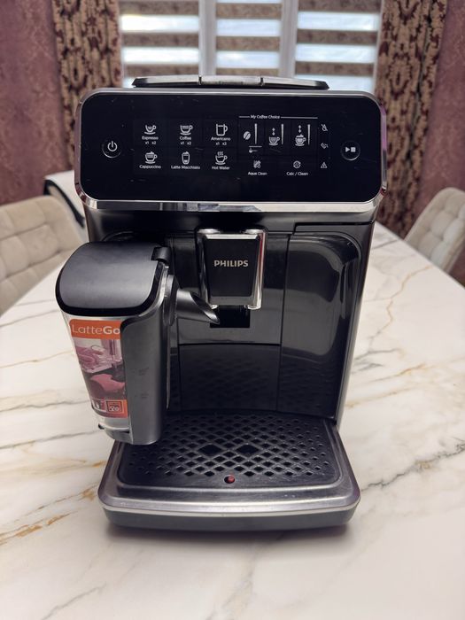 Продам автоматичну кавомашину Philips EP3241/50 LatteGo