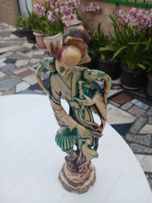 Três estatuetas em marfinite novas