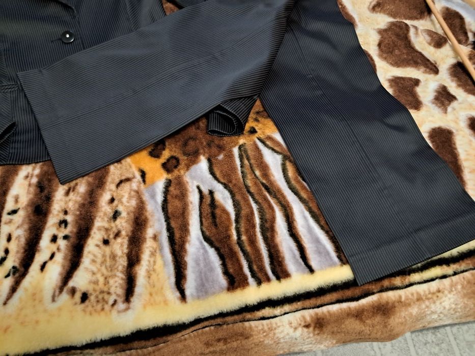 Продам очень красивый женский брючный костюм