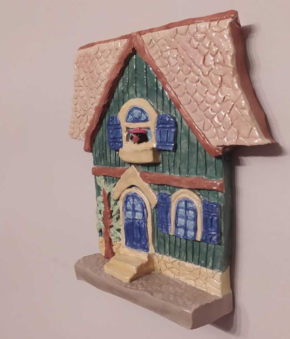 Escultura de cerâmica feita à mão: cão na sua casa de madeira