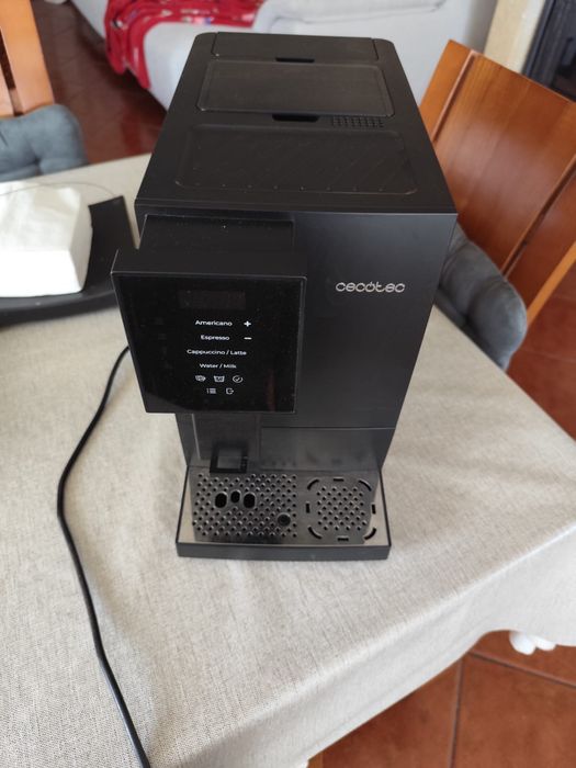 Máquina de café em grão com depósito de leite