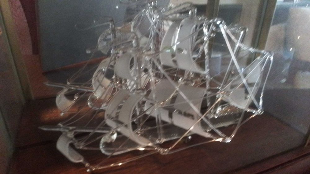 Miniatura de barco em cristal, com expositor em madeira