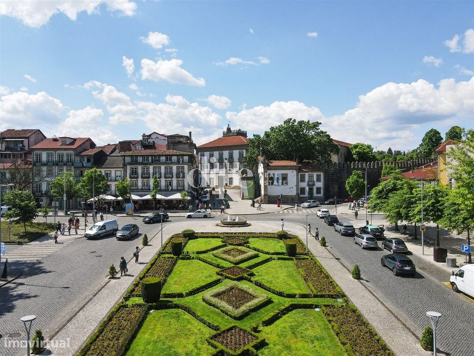 Loja com 94m2 para arrendamento no centro histórico de Guimarães