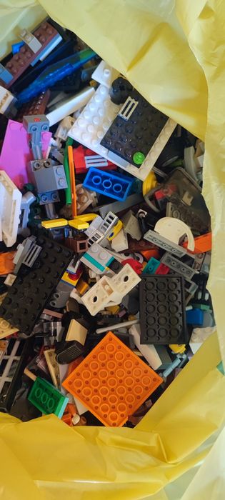 Klocki LEGO na wagę.